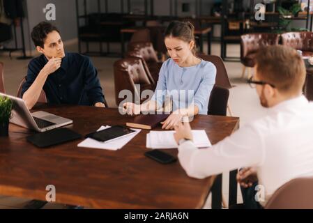 Professional business team di giovani startupers talk lavorano insieme condividere idee Foto Stock