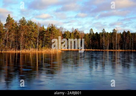 Piccolo lago rurale di Sorgasto a Salo, Finlandia, sottilmente ricoperto di ghiaccio in un bel giorno d'inverno. 25 Gennaio 2020. Foto Stock