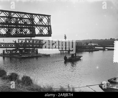 Wijchen. Costruzione di ponti militari sul braccio del Maas Data: 14 ottobre 1953 Località: Gelderland, Wijchen Parole Chiave: Edilizia, ponti Nome personale: Maas Foto Stock