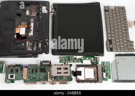 Smontaggio laptop, componenti notebook, monitor, tastiera, scheda madre, unità disco rigido, unità CD ROM. Foto Stock