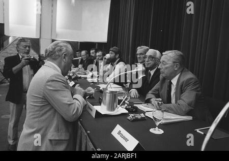 Riunione dei membri Consiglio ZAO a Oturahotel ad Amsterdam; Interim Manager Marselis (l) in compagnia di D. B. Boonen (r) a sinistra accanto a Boonen: Gerritsen (membro Data: 14 agosto 1986 Località: Amsterdam, Noord-Holland Parole Chiave: Meetings Nome personale: Gerritsen, Oturahotel Foto Stock