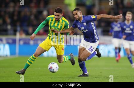 West Bromwich Albion's Hal Robson-Kanu è sfidato da Curtis Nelson di Cardiff durante la partita Sky Bet Championship al Cardiff City Stadium, Cardiff. Foto Stock