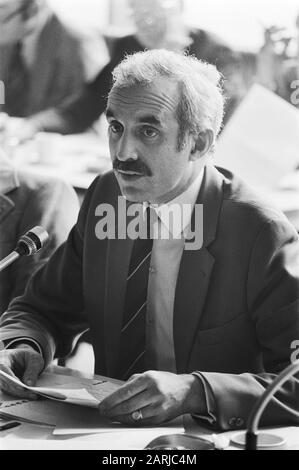 Riunione NOS Board; NOS Presidente Jurgens alla parola Data: 24 giugno 1977 Parole Chiave: Incontri Nome del personale: Jurgens Nome dell'istituzione: NOS Foto Stock