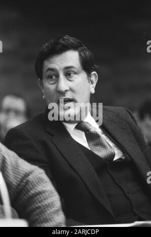 Riunione NOS Board circa a.o. la nota Broadcasting e cavo. Wallis De Vries Data: 22 Gennaio 1982 Parole Chiave: Meetings Nome Personale: Wallis De Vries, Gerard Foto Stock