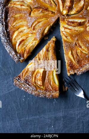 Torta di mele fatta in casa su uno sfondo di ardesia. Foto Stock
