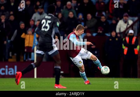 Aston Villa's Matt Targett durante la Carabao Cup semi Final, seconda tappa partita a Villa Park, Birmingham. Foto Stock