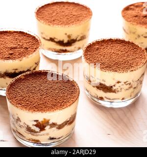 Il tiramisù in un vetro decorate con i chicchi di caffè su sfondo scuro Foto Stock