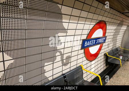 Baker Street Underground segno piattaforma, con Sherlock Holmes Artwork Foto Stock