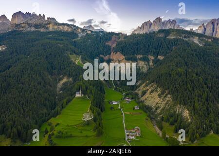 Veduta panoramica aerea del gruppo Rosengarten, Alpi, Dolomiti, Alto Adige, Italia Foto Stock