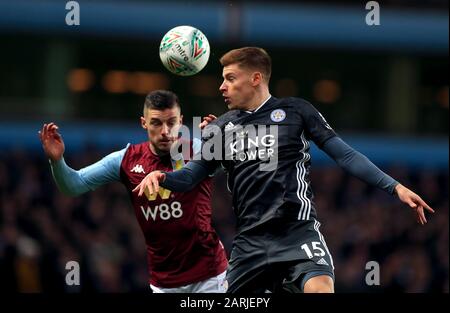 Harvey Barnes (a destra) di Leicester City e la battaglia di Frederic Guilbert di Aston Villa per la palla durante la semifinale della Coppa Carabao, seconda tappa a Villa Park, Birmingham. Foto Stock