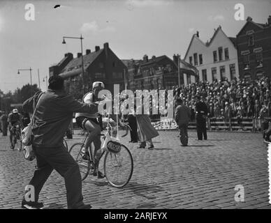 Tour de France, Tour de France a Rotterdam, Kees Pellenaars raggiunge Henk Faanhof Borsa da Data: 8 Luglio 1954 Località: Rotterdam, Zuid-Holland Parole Chiave: Sport, ciclismo Nome personale: Faanhof Henk, Pellenaars, Kees Foto Stock