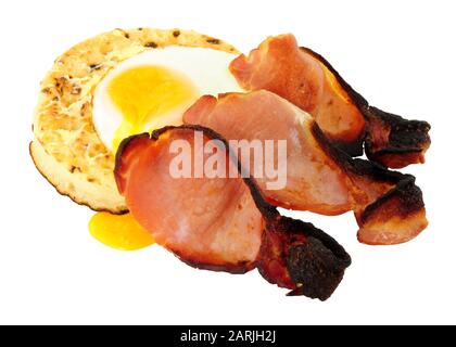 Uova fritte e rasher con pancetta affumicata su un grande crumpet inglese isolato su uno sfondo bianco Foto Stock