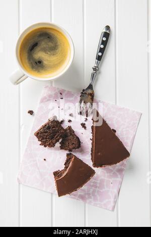 Torta al cioccolato brownies su tovagliolo di carta e tazza di caffè. Foto Stock