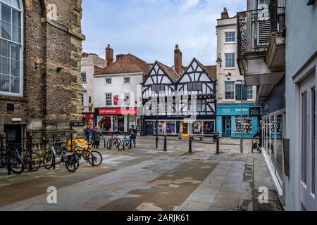 Vista della casa medievale a graticcio, ora Crew Clothing Shop, da Fish Row, Salisbury, Wiltshire, Regno Unito, il 28 gennaio 2020 Foto Stock