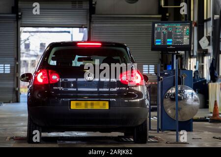 Numberplate PIXELATED BY PA PICTURE DESK una prova di frenata viene effettuata su un veicolo durante la sua prova MOT presso il Balmoral MOT Centre di Belfast. Foto Stock