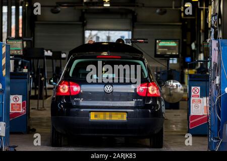 Numberplate PIXELATED BY PA PICTURE DESK UN veicolo durante il suo test MOT al Balmoral MOT Centre di Belfast. Foto Stock