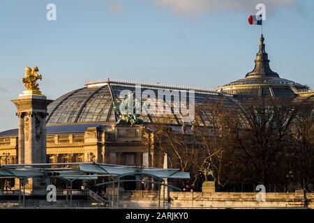 L'enorme e bellissimo ponte Alexander III e Grand Palais di Parigi Foto Stock