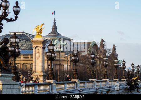 Il famoso ponte Alessandro III e il Grand Palais di Parigi Foto Stock