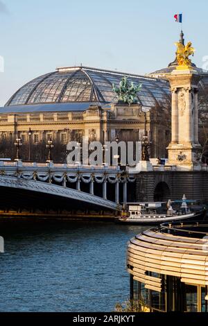 Il bellissimo ponte Alessandro III e il Grand Palais di Parigi Foto Stock