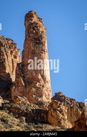 Formazioni rocciose di tufo a flusso di cenere di rhyolite vulcanica che mostrano erosione differenziale a Leslie Gulch, nel sud-est dell'Oregon. Foto Stock