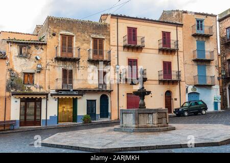 Italia, Sicilia, Provincia Di Palermo, Castelbuono. 11 Aprile 2019. Fontana e appartamenti su una piccola piazza a Castelbuomo. Foto Stock