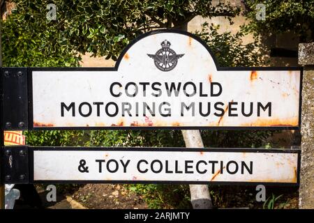 Indicazioni turistiche a Bourton-on-the-Water Gloucestershire Inghilterra UK che segna la posizione del famoso museo di motori e la collezione di giocattoli a beneficio di Foto Stock