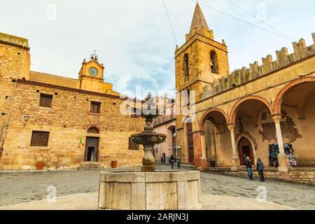 Italia, Sicilia, Provincia Di Palermo, Castelbuono. 11 Aprile 2019. Fontana nella piazza di Castelbuono. Foto Stock