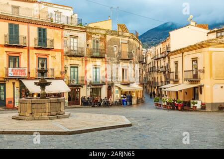 Italia, Sicilia, Provincia Di Palermo, Castelbuono. 11 Aprile 2019. Fontana e caffè nella piazza di Castelbuono. Foto Stock