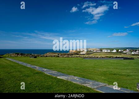 Il villaggio di Upton si trova sulla scogliera di Bude Bay con magnifiche vedute dell'Atlantico, non lontano da GCHQ Bude, aka CSO Morwenstow Foto Stock