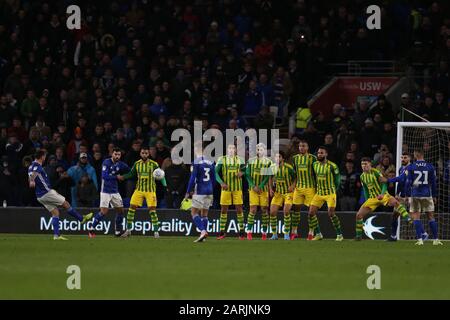 Cardiff, Regno Unito. 28th Gen 2020. Lee Tomlin della città di Cardiff (17) segna il suo 2nd goal da una partita di campionato free-kick.EFL Skybet, Cardiff City contro West Bromwich Albion al Cardiff City Stadium martedì 28th gennaio 2020. Questa immagine può essere utilizzata solo a scopo editoriale. Solo uso editoriale, licenza richiesta per uso commerciale. Nessun utilizzo nelle scommesse, nei giochi o nelle singole pubblicazioni club/campionato/giocatore. PIC by Andrew Orchard/Andrew Orchard sports photography/Alamy Live News Credit: Andrew Orchard sports photography/Alamy Live News Foto Stock