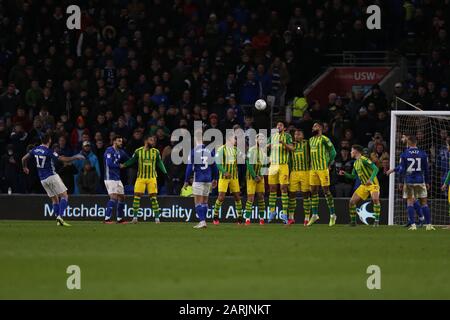 Cardiff, Regno Unito. 28th Gen 2020. Lee Tomlin della città di Cardiff (17) segna il suo 2nd goal da una partita di campionato free-kick.EFL Skybet, Cardiff City contro West Bromwich Albion al Cardiff City Stadium martedì 28th gennaio 2020. Questa immagine può essere utilizzata solo a scopo editoriale. Solo uso editoriale, licenza richiesta per uso commerciale. Nessun utilizzo nelle scommesse, nei giochi o nelle singole pubblicazioni club/campionato/giocatore. PIC by Andrew Orchard/Andrew Orchard sports photography/Alamy Live News Credit: Andrew Orchard sports photography/Alamy Live News Foto Stock
