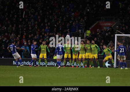 Cardiff, Regno Unito. 28th Gen 2020. Lee Tomlin della città di Cardiff (17) segna il suo 2nd goal da una partita di campionato free-kick.EFL Skybet, Cardiff City contro West Bromwich Albion al Cardiff City Stadium martedì 28th gennaio 2020. Questa immagine può essere utilizzata solo a scopo editoriale. Solo uso editoriale, licenza richiesta per uso commerciale. Nessun utilizzo nelle scommesse, nei giochi o nelle singole pubblicazioni club/campionato/giocatore. PIC by Andrew Orchard/Andrew Orchard sports photography/Alamy Live News Credit: Andrew Orchard sports photography/Alamy Live News Foto Stock