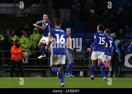 Cardiff, Regno Unito. 28th Gen 2020. Lee Tomlin della città di Cardiff (l) celebra dopo aver ottenuto il punteggio del suo team 2nd goal da una partita di campionato free-kick.EFL Skybet, Cardiff City contro West Bromwich Albion al Cardiff City Stadium martedì 28th gennaio 2020. Questa immagine può essere utilizzata solo a scopo editoriale. Solo uso editoriale, licenza richiesta per uso commerciale. Nessun utilizzo nelle scommesse, nei giochi o nelle singole pubblicazioni club/campionato/giocatore. PIC by Andrew Orchard/Andrew Orchard sports photography/Alamy Live News Credit: Andrew Orchard sports photography/Alamy Live News Foto Stock