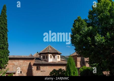 L'Alhambra, uno degli unici esempi di un palazzo moresco intatto al mondo, è un'attrazione importante per il turismo a Granada, in Spagna. Foto Stock