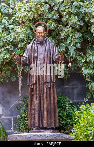 Italia, Sicilia, Provincia Di Enna, Centuripe. 16 Aprile 2019. Una statua in bronzo di Santo Padre Pio, o San Pio, nell'antica città collinare di Centuripe. Foto Stock