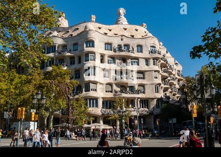 Casa Mila, alias la Pedrera (la pietra cava) è visto in una soleggiata giornata estiva a Barcellona, in Spagna. Foto Stock