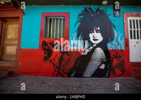 Questa zona è conosciuta come la Candelaria, uno dei punti caldi di Bogotà dove ci sono molti murales e graffiti. Questo lavoro è di femmina artista di strada ERRE. Foto Stock