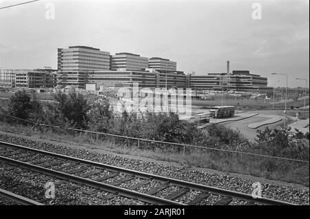 Passaggio da Inner Gasthuis a AMC in Bijlmermeer iniziato; Exterior AMC Data: 22 giugno 1981 Parole Chiave: Moving, Exterior, Osters Nome personale: AMC Nome istituto: Inner House Foto Stock