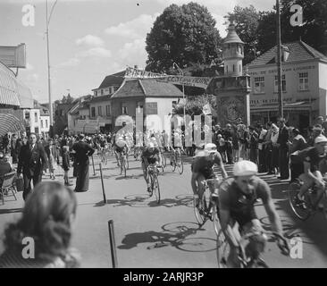 Campionato del mondo in bicicletta sulla strada a Valkenburg. Dilettanti. Il peloton sta per salire Data: 21 agosto 1948 Località: Limburg, Valkenburg Parole Chiave: Sport, ciclismo Foto Stock