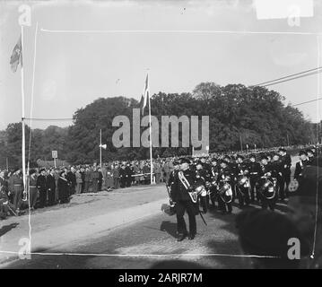 Cerimonia delle decorazioni ad Arnhem (Parco Sonsbeek). Parata delle unità militari Data: 7 ottobre 1948 luogo: Arnhem, Gelderland Parole Chiave: Militare, premi, seconda guerra mondiale Foto Stock