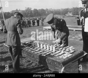 Cerimonia delle decorazioni ad Arnhem (Parco Sonsbeek). I premi sono stabiliti Data: 7 ottobre 1948 Località: Arnhem, Gelderland Parole Chiave: Militare, premi, Seconda guerra mondiale Foto Stock