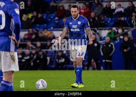 Cardiff, Regno Unito. 28th Gen 2020. Lee Tomlin di Cardiff City crea un calcio d'inizio gratuito contro West Bromwich Albion. EFL Skybet Championship match, Cardiff City / West Bromwich Albion al Cardiff City Stadium martedì 28th gennaio 2020. Questa immagine può essere utilizzata solo per scopi editoriali. Solo uso editoriale, licenza richiesta per uso commerciale. Nessun utilizzo nelle scommesse, nei giochi o nelle singole pubblicazioni club/campionato/giocatore. PIC by Lewis Mitchell/Andrew Orchard sports photography/Alamy Live News Credit: Andrew Orchard sports photography/Alamy Live News Foto Stock