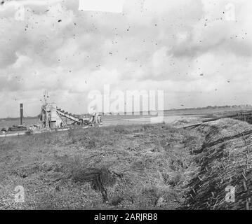 Porto di Werkendam in costruzione. Drymaking Biesbosch Data: 12 Ottobre 1948 Località: Noord-Brabant, Werkendam Parole Chiave: Ingegneria Idraulica Foto Stock