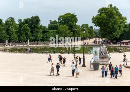 Bassin Ottogonal Nel Giardino Delle Tuileries (Jardin Des Tuileries), Nel Quartiere Delle Tuileries, Parigi, Francia Foto Stock