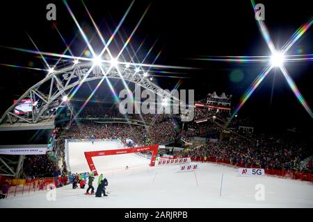 Schladming, Austria. 28th Gen 2020. Una visione generale come Dave Ryding di Gran Bretagna attraversa la linea di finitura (Editors Note un filtro Star è stato montato sulla lente per creare questo effetto) durante la gara di Slalom Audi FIS Alpine Ski World Cup il 28 gennaio 2020 a Schladming, in Austria. Credit: Agenzia Fotografica Sportiva Europea/Alamy Live News Foto Stock