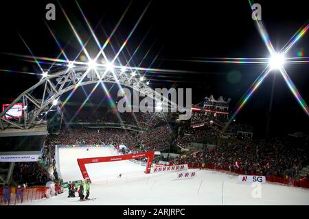 Schladming, Austria. 28th Gen 2020. Una visione generale come Andre Myhrer di Svezia attraversa il traguardo (Editors Note un filtro Star è stato montato sulla lente per creare questo effetto) durante la gara di Slalom Audi FIS Alpine Ski World Cup il 28 gennaio 2020 a Schladming, Austria. Credit: Agenzia Fotografica Sportiva Europea/Alamy Live News Foto Stock