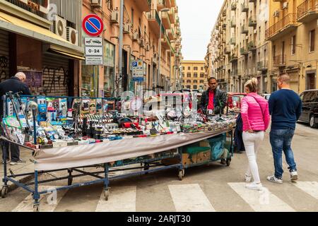 Italia, Sicilia, Provincia Di Palermo, Palermo. 21 Aprile 2019. Vendita di orologi e altri articoli a Palermo. Foto Stock