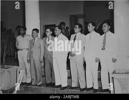 Il Gabinetto delle costruzioni dell'Indonesia orientale, installato alle 4 del giorno, nell'ex edificio del Consiglio dell'India a Batavia. Il capitano J. Tahija, ministro degli Affari sociali, Tjia Kok Tjiang, ministro della Giustizia, E.D. Dengah, Ministro Dei Trasporti; Nadjaroeddin Daeng Malewa, Primo Ministro E Ministro Dell'Economia; Anak Agoeng Gde Agoeng, Ministro Degli Interni; Dr. S.j. Warouw , Ministro della Salute; G.R. Pantouw, Ministro Delle Informazioni Annotazione: Repronegative Data: 13 Gennaio 1947 Località: Batavia, Indonesia, Jakarta, Indie Orientali Olandesi Parole Chiave: Ritratti Di Gruppo, Cabina Foto Stock