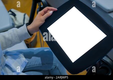 Donna che guarda sul pavimento nero chiosco tablet con vuoto display bianco Foto Stock