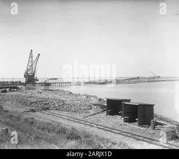 Inpoldering tra Zuidbeveland e Walcheren, de dyke op voorgrond Zuidbeveland Data: 5 agosto 1949 luogo: Walcheren, Zeeland, Zuid-Beveland Parole Chiave: INPOLDING Foto Stock